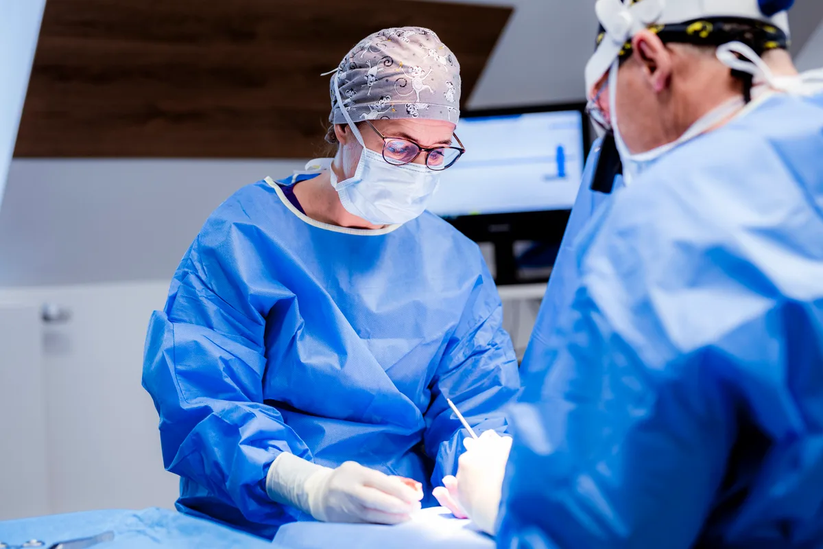 Operationssaal der Praxisklinik mit OP-Team bei der Arbeit