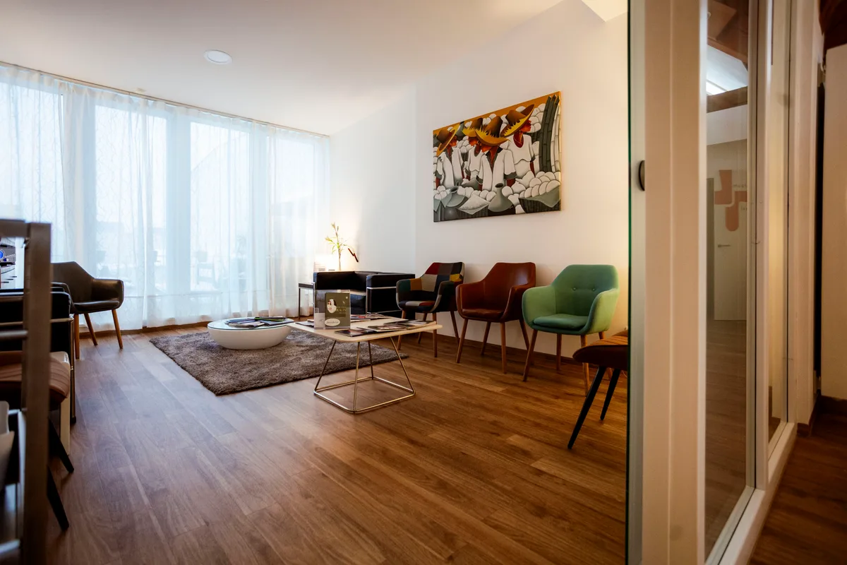 Patientenzimmer mit Bett, Sitzecke und Tageslicht