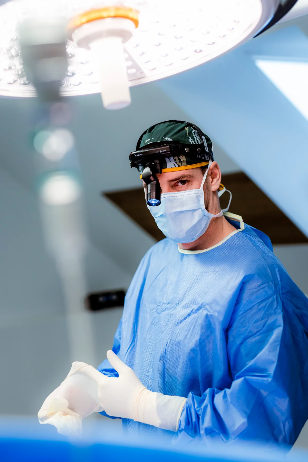 Dr. med. Hausding mit Lupenbrille im Operationssaal der Praxisklinik